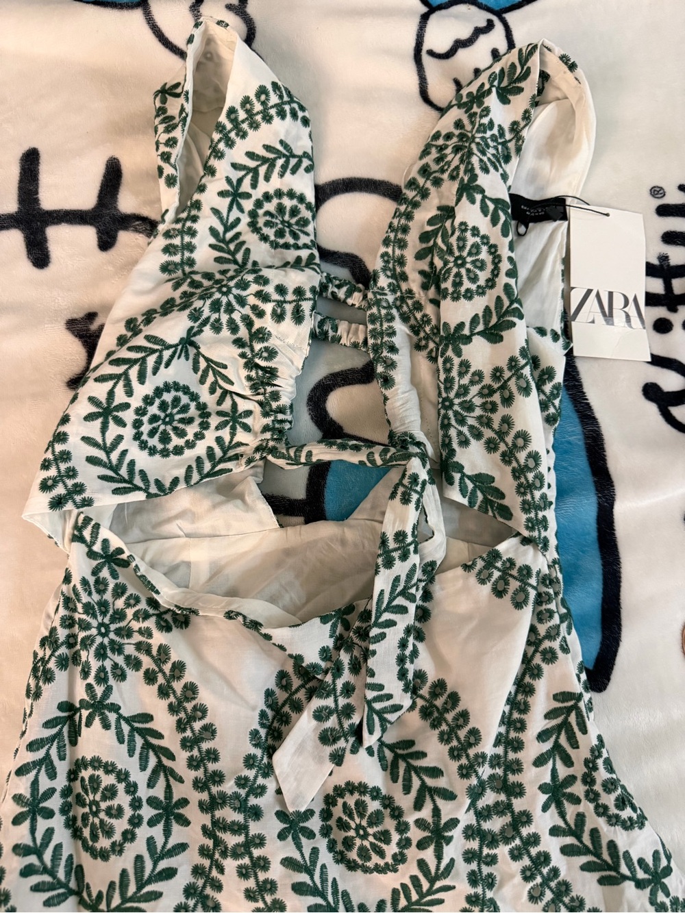 Zara NWT CUTWORK Knotted White Dress with Green Embroidered Viral blogger fave - Picture 4 of 6